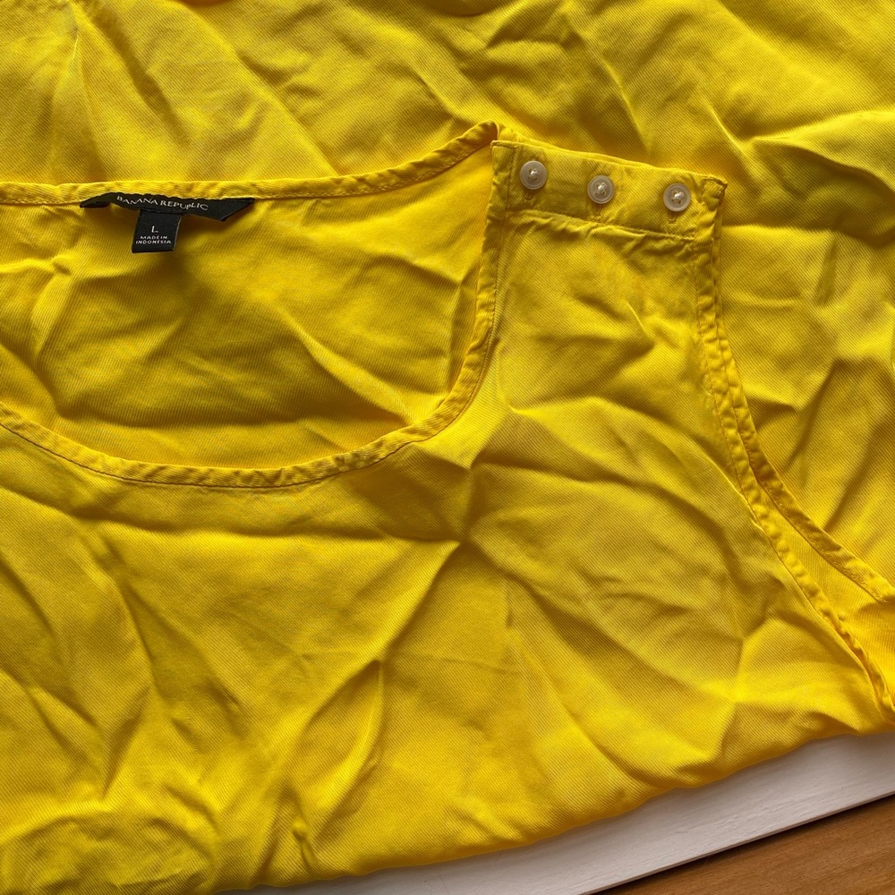 Banana Republic yellow rayon top with button detail, sz L